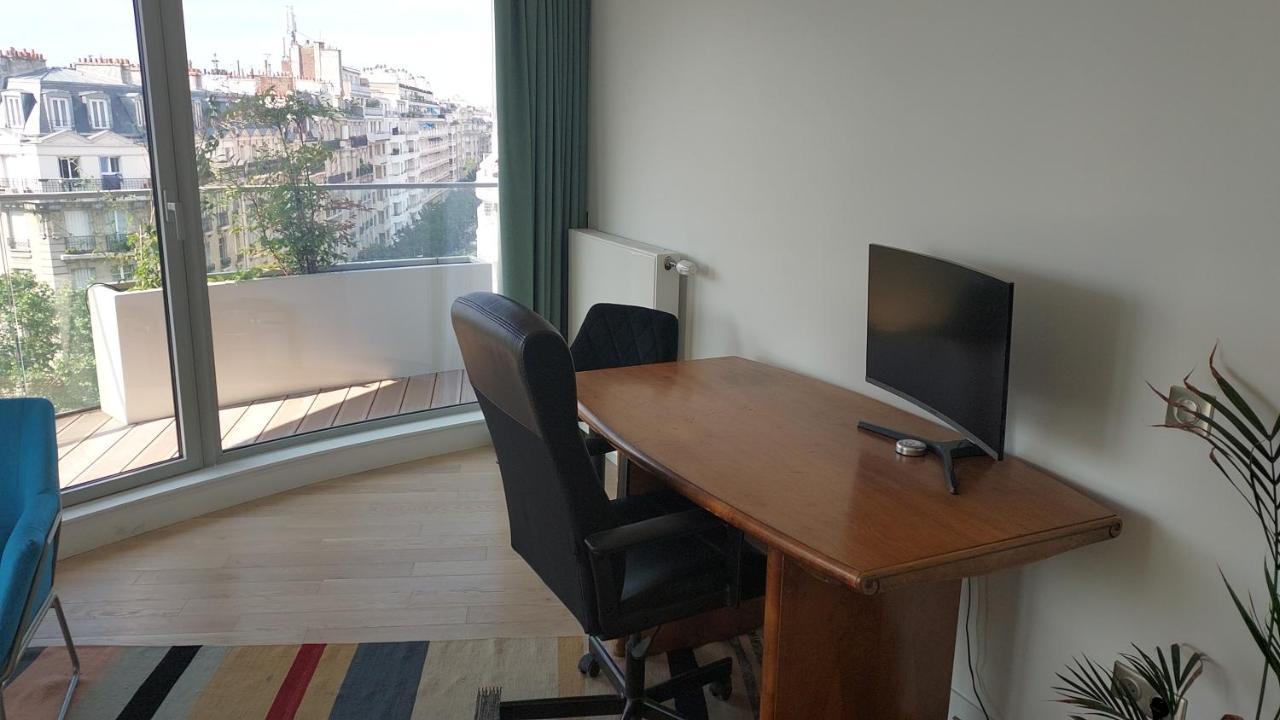 150m2 And A 45m2 Terrace At 8th Floor With Air Conditioning *