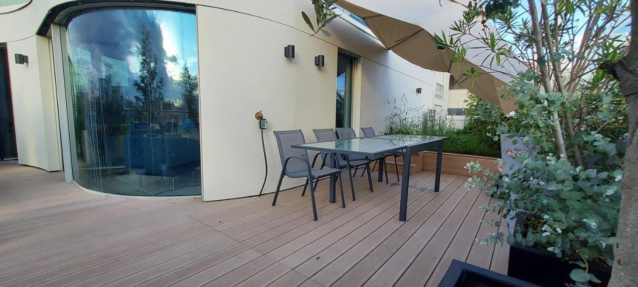 150m2 And A 45m2 Terrace At 8th Floor With Air Conditioning *